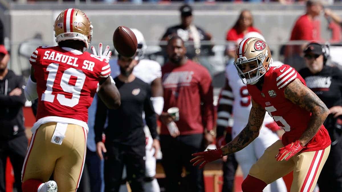 Deebo Samuel Sr. catches a lateral from Mike Evans and runs for a touchdown during an NFL game.
