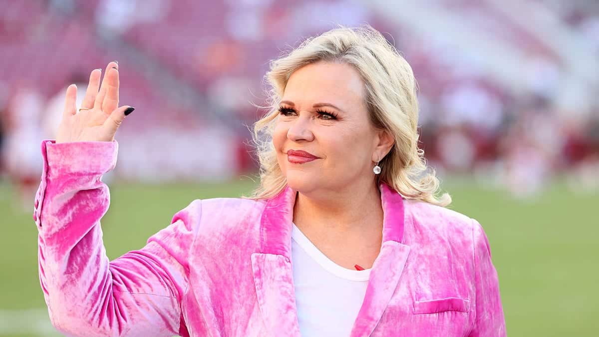 Holly Rowe walks off the field in Arkansas