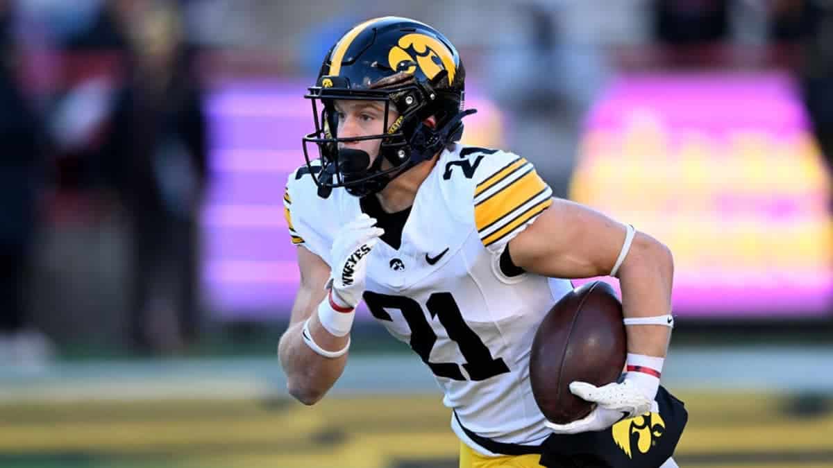Kaden Wetjen of the Iowa Hawkeyes returning a kick at Maryland Stadium