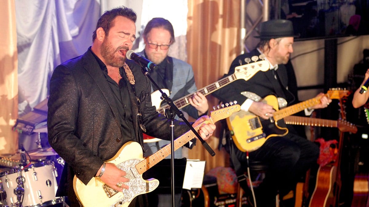 Lee Brice performs