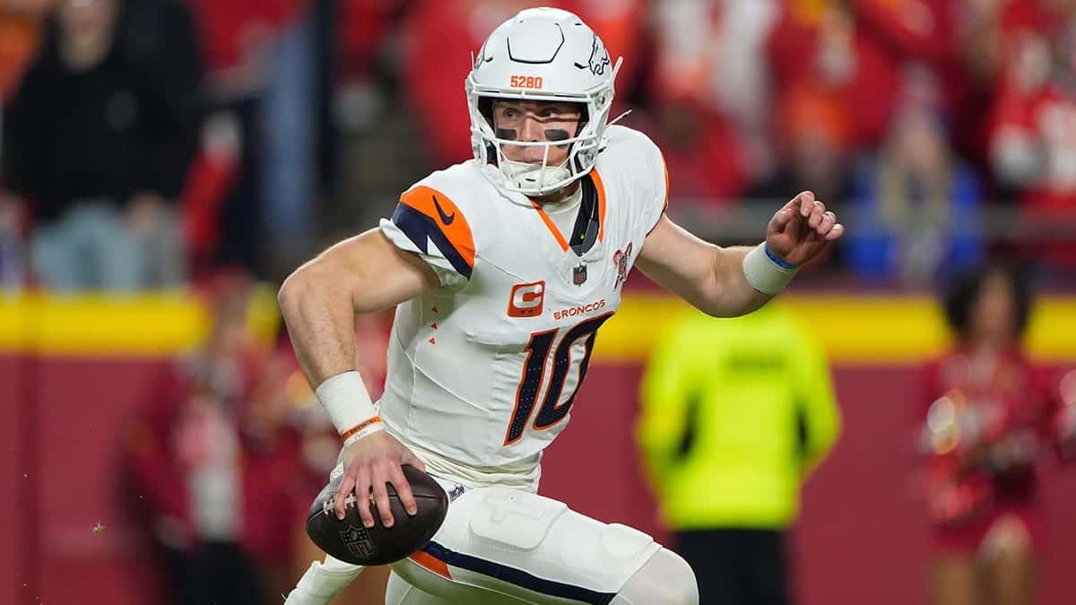 Bo Nix rolls out