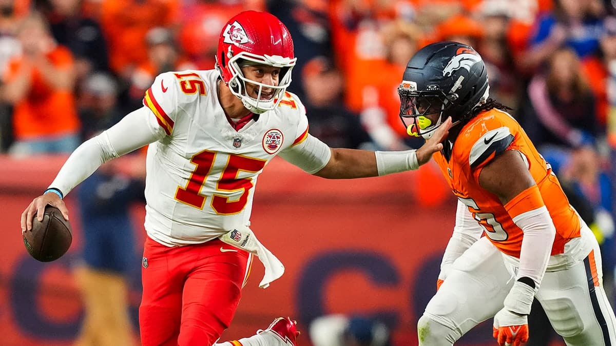 Patrick Mahomes stiff arms a defender