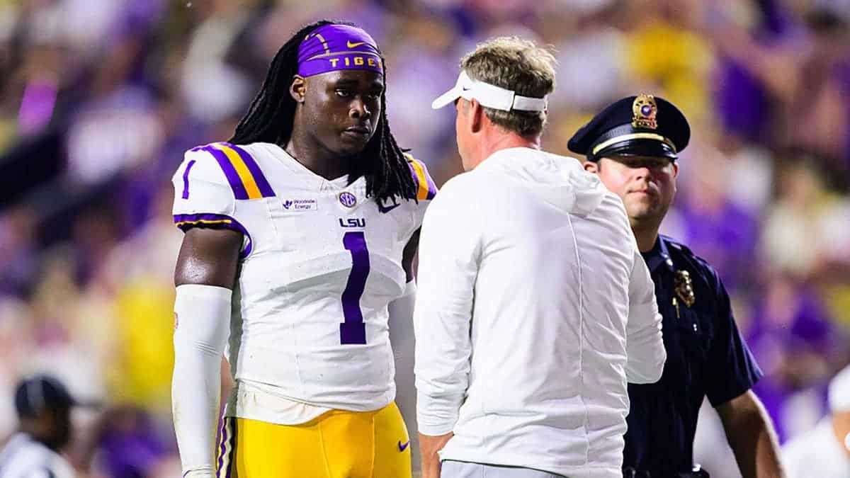 Princewill Umanmielen and Lane Kiffin talk during halftime at Tiger Stadium.