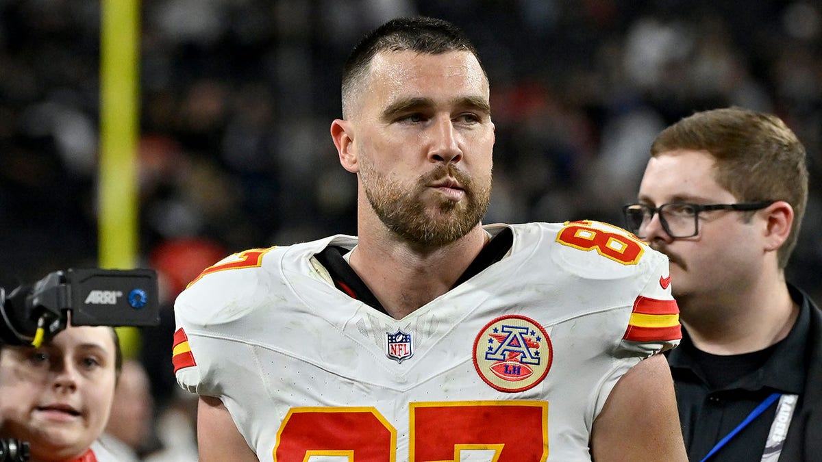 Travis Kelce walks off
