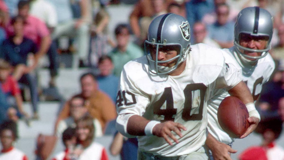 Pete Banaszak running with the the ball during a Raiders game
