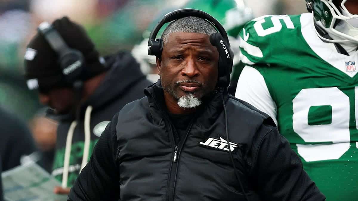 New York Jets head coach Aaron Glenn reacting on the sidelines at MetLife Stadium