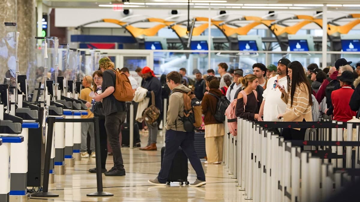 passengers in line at atlanta airport