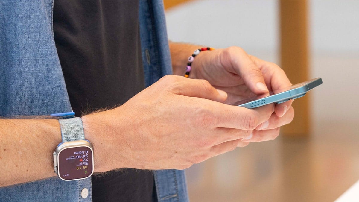 Man using an iPhone.