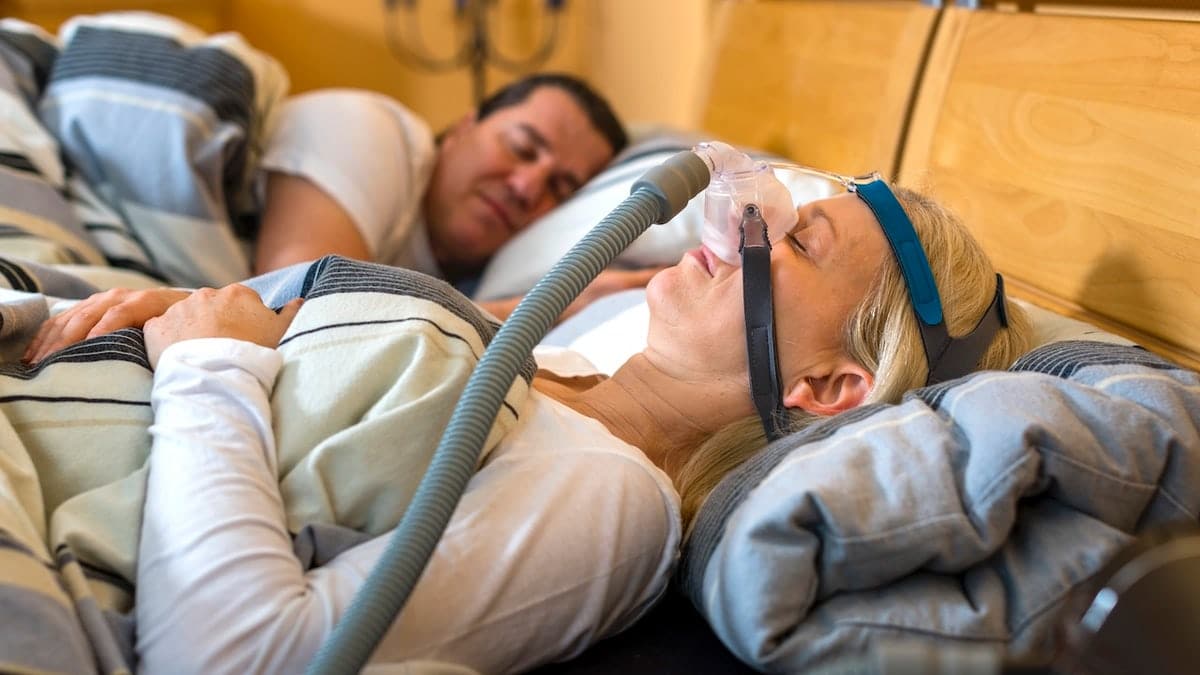 Woman wearing CPAP machine for sleep apnea